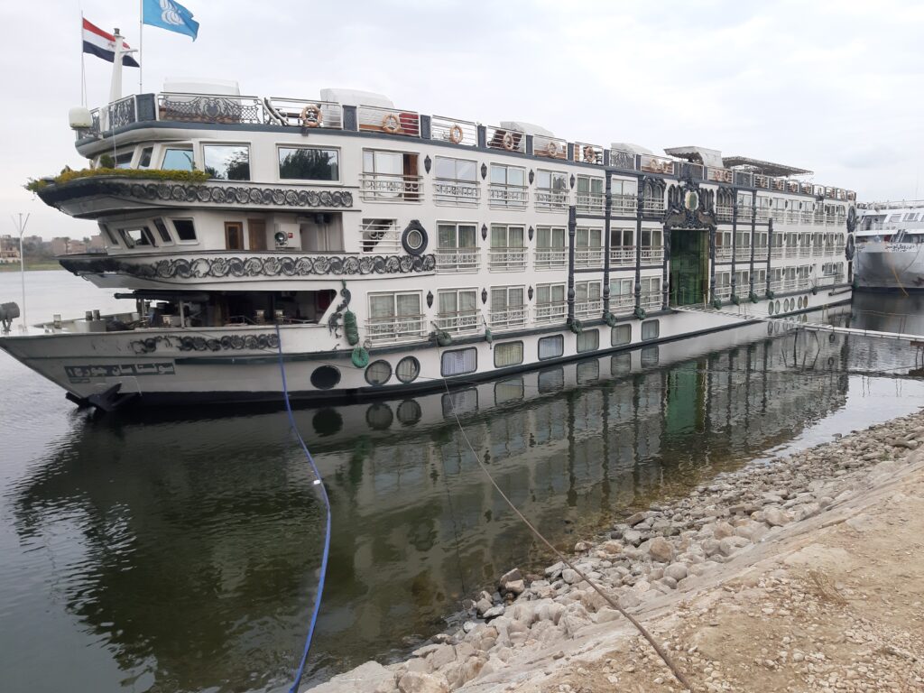 مركب سان جورج السياحية.